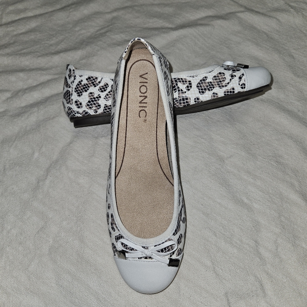 Vionic Women's Orthaheel Minna Leopard Snake Print Flats Size 6.5 Comfort Office